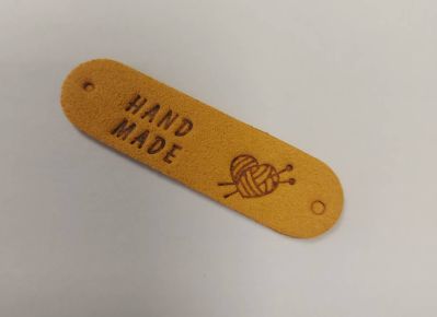 Malý semišový Hand Made štítek - hořčice