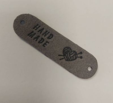 Malý semišový Hand Made štítek - šedý